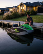 Electric Kart Boat DragonVolt — amarrado al muelle