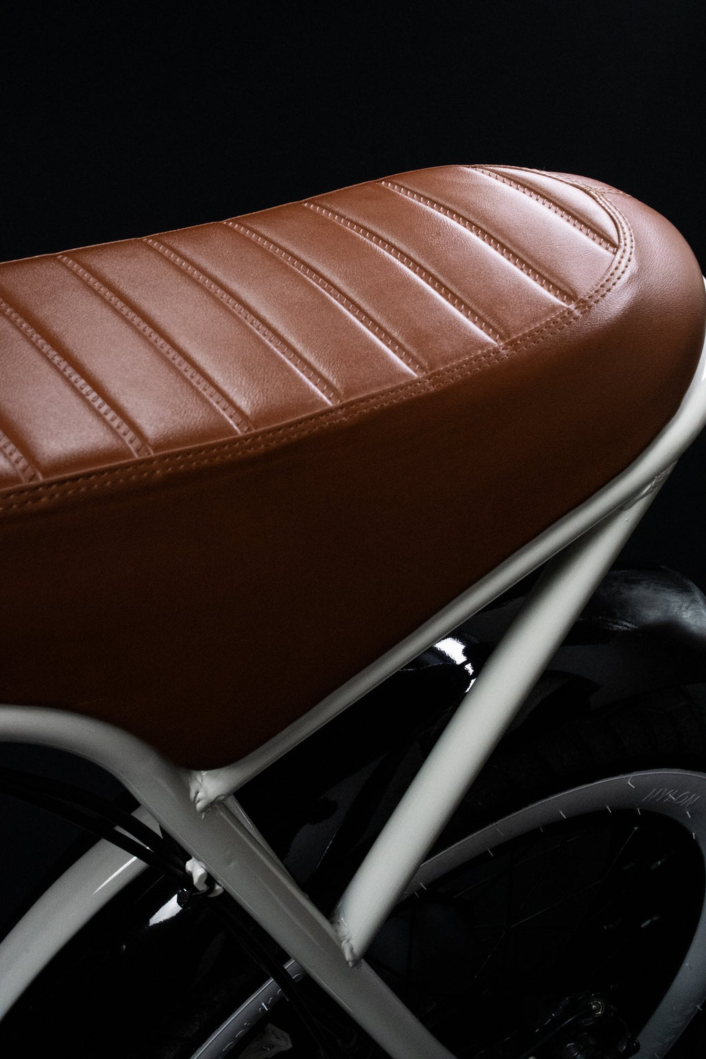 Bicicleta eléctrica Jayden Jones Santa Monica — asiento cuero