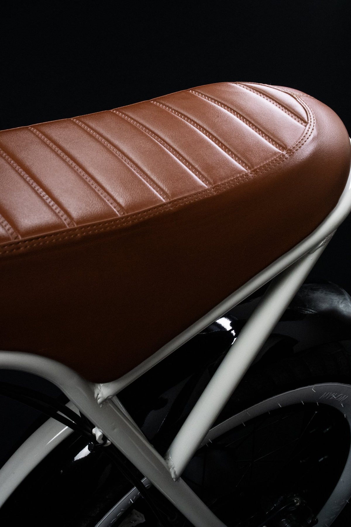 Bicicleta eléctrica Jayden Jones Santa Monica — asiento cuero